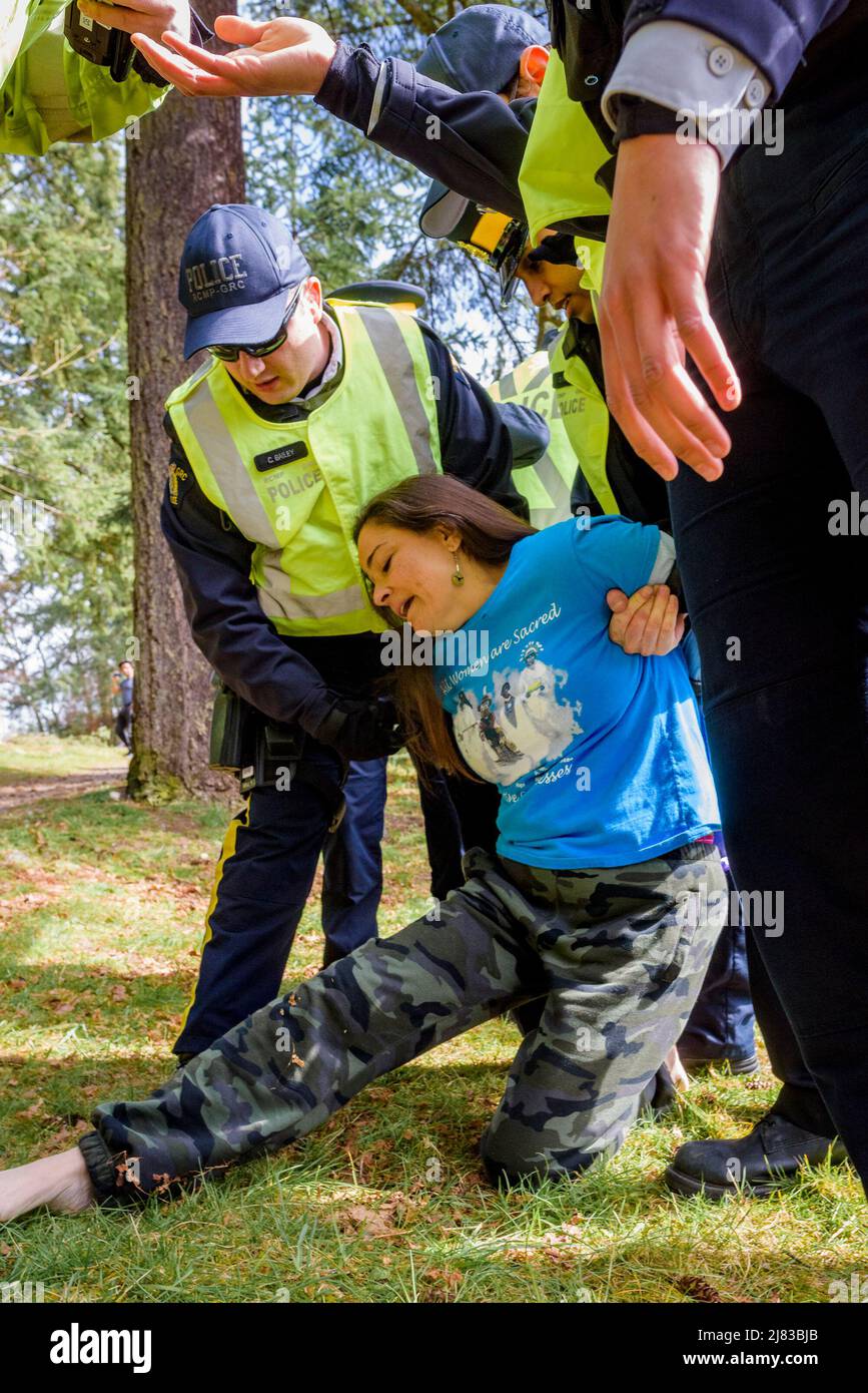 Donna indigena arrestata per protesta contro il gemellaggio di Kinder Morgan Oil Trans Mountain Pipeline, Burnaby, British Columbia, Canada. Foto Stock