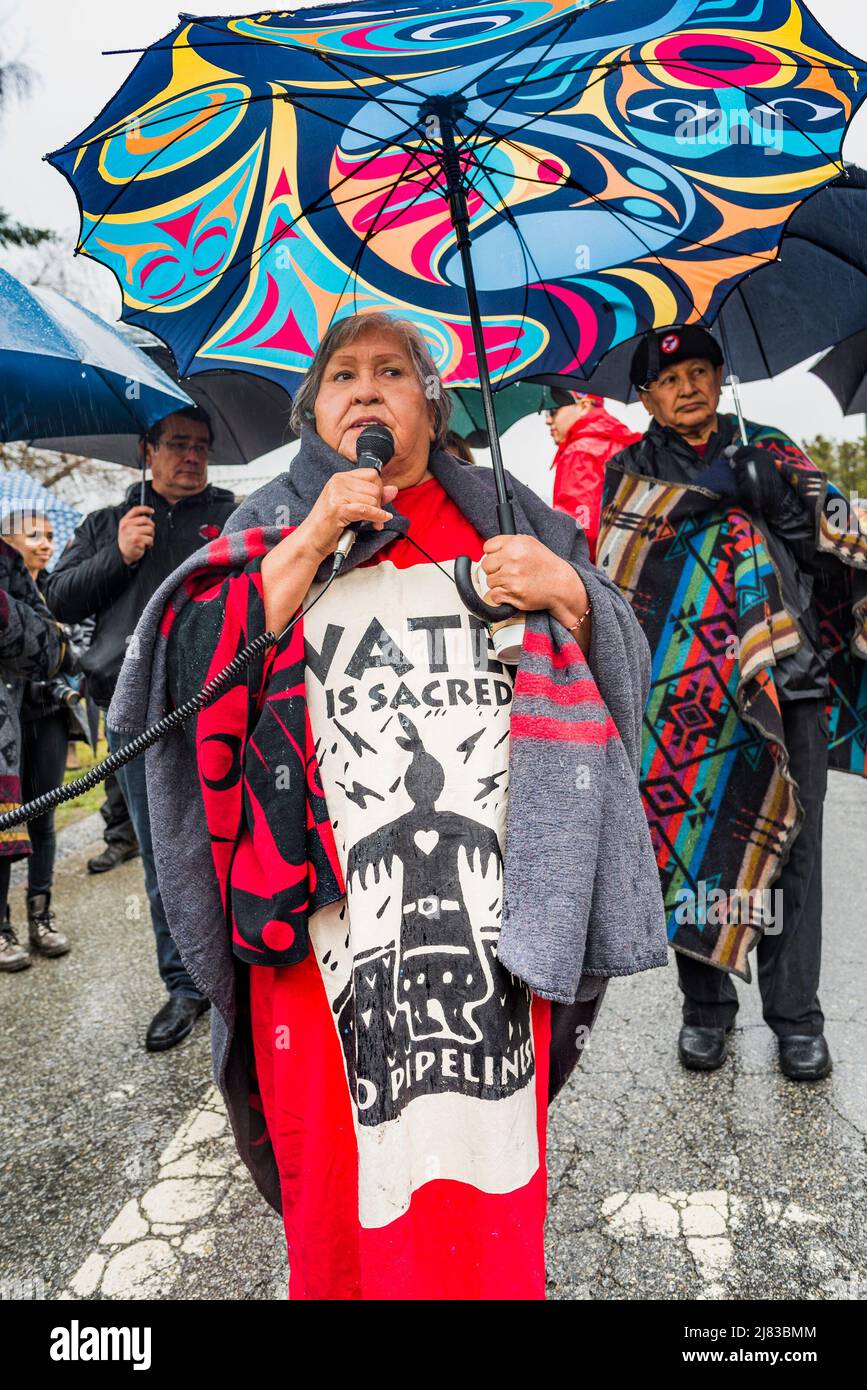 Amy George parla come un grande gruppo di leader indigeni guidati dal Grand Chief Stewart Phillip per l'arresto del rischio al blocco di Trans Mountain Foto Stock