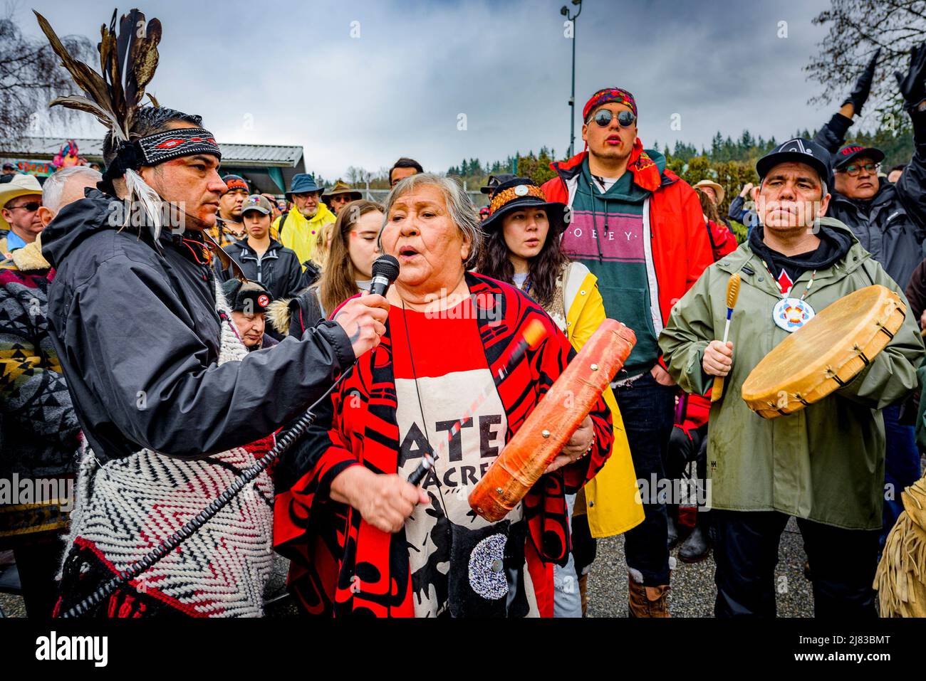 Amy George parla come un grande gruppo di leader indigeni e capi rischia di arrestarsi al blocco dell'ingresso della Trans Mountain Pipeline, Burn Foto Stock