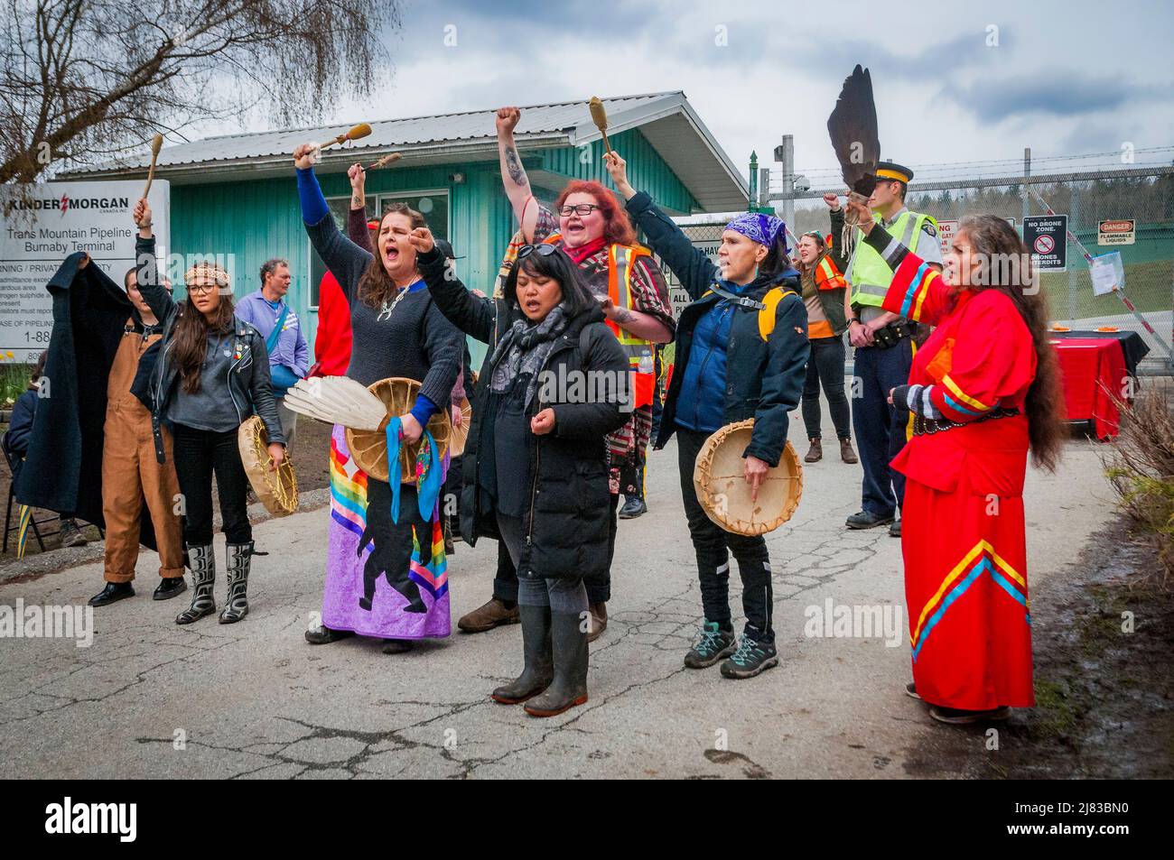 Le donne indigene cantano al blocco della Trans Mountain Pipeline, Burnaby Mountain, British Columbia, Canada. Foto Stock