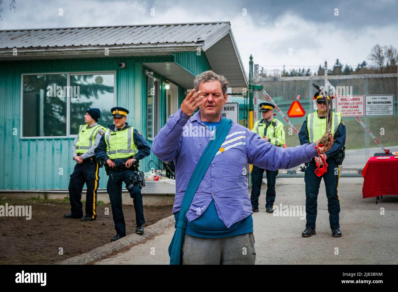 Anishinabe difensore di terra indigeno Stacy Gallagher al blocco Trans Mountain Pipeline, Burnaby Mountain, British Columbia, Canada. Foto Stock