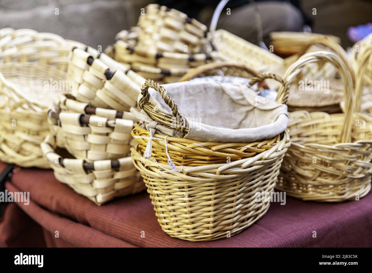 Particolare di artigianato tipico con vimini e bambù, arte tradizionale Foto Stock