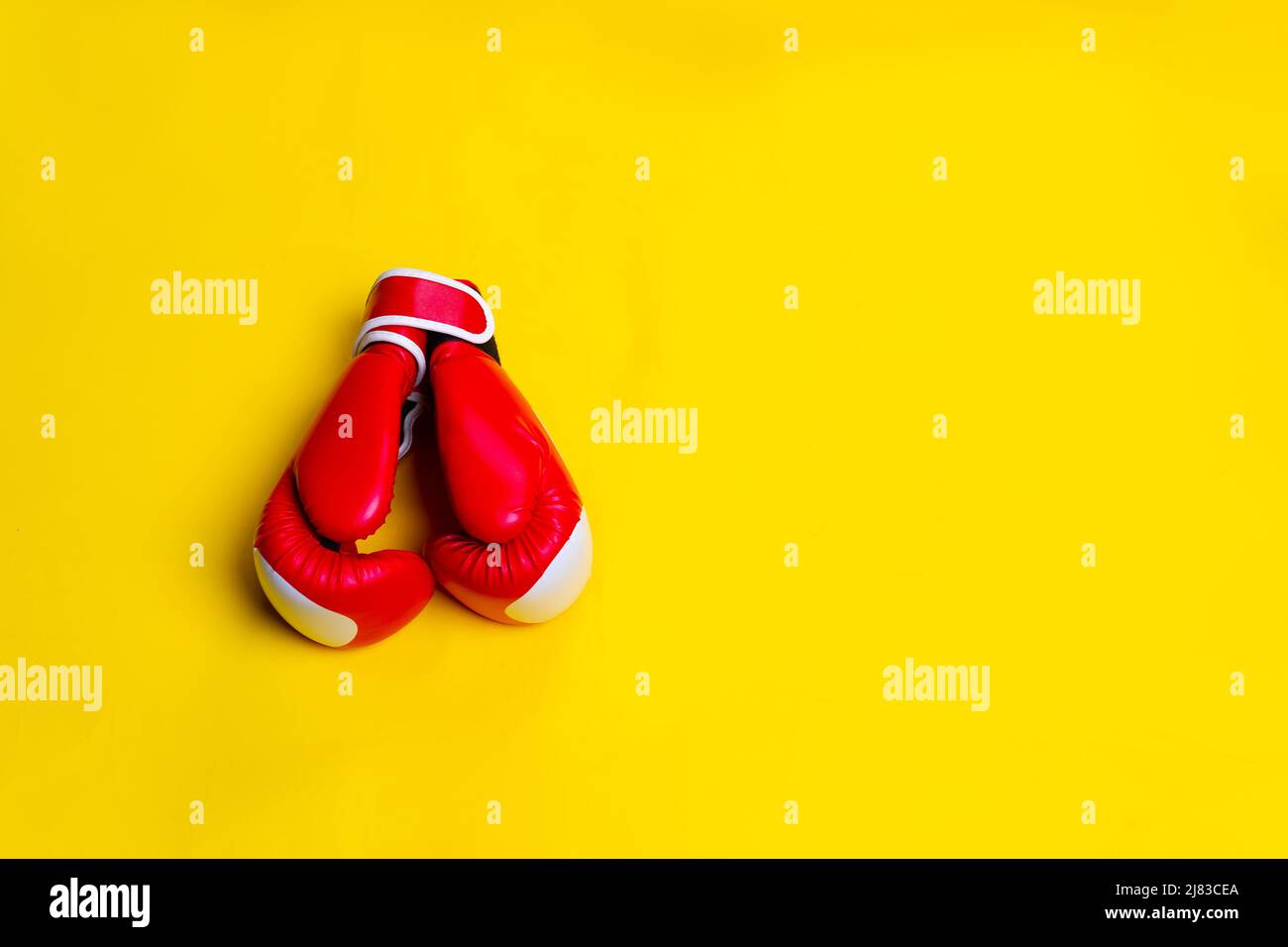 Spazio giallo guanti boxer rosso lue isolato fitness salute, per peso dumbbell per colore e scatola d'acciaio, due resistenza. Intaglio Sportswear HIT, Foto Stock