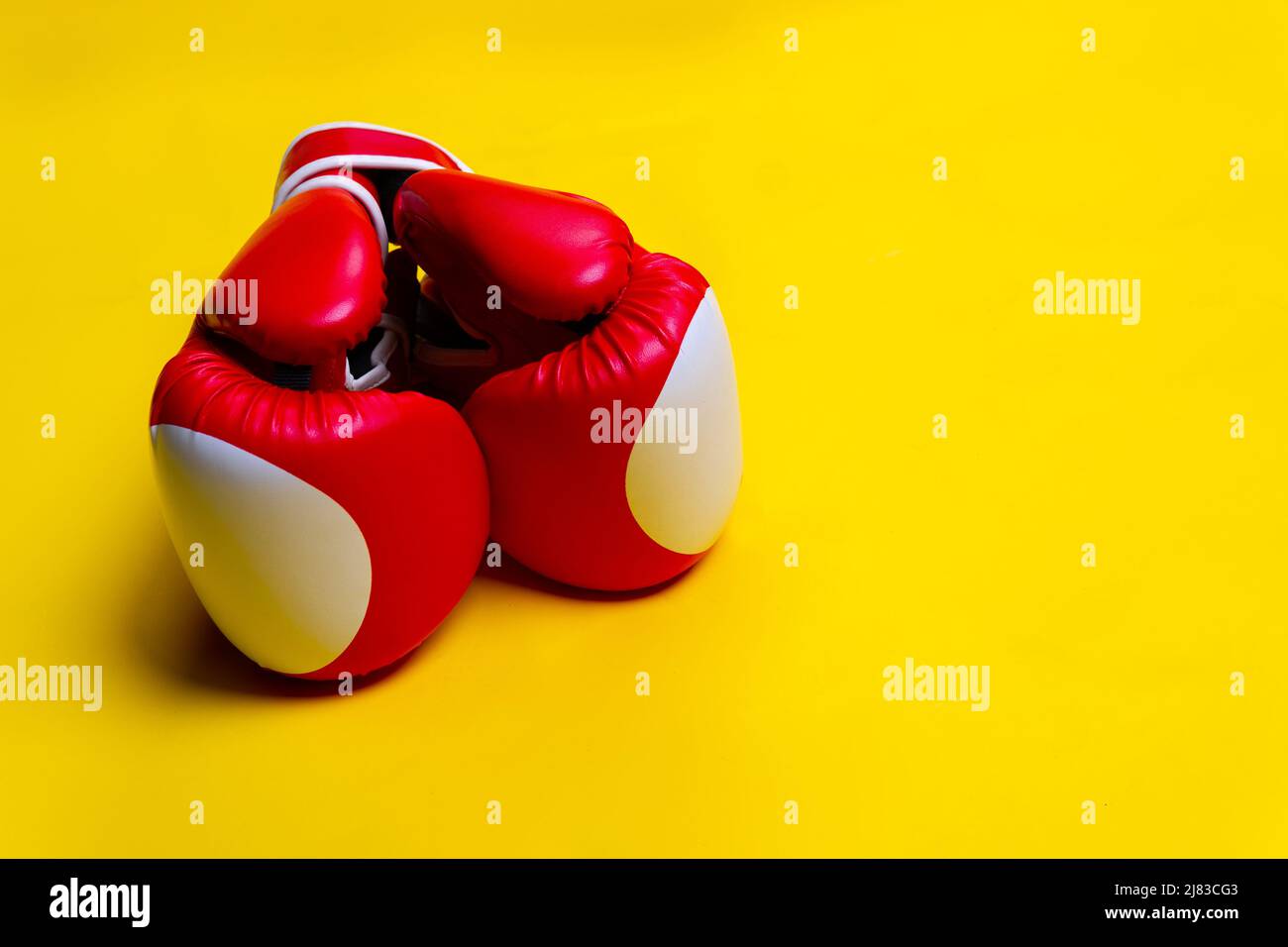 Guanti rosso giallo spazio boxer lue isolato fitness oggetto, per lo stile di vita dumbbell in semplice da atletica pugno, protezione competitiva. Colpo di addestramento Foto Stock