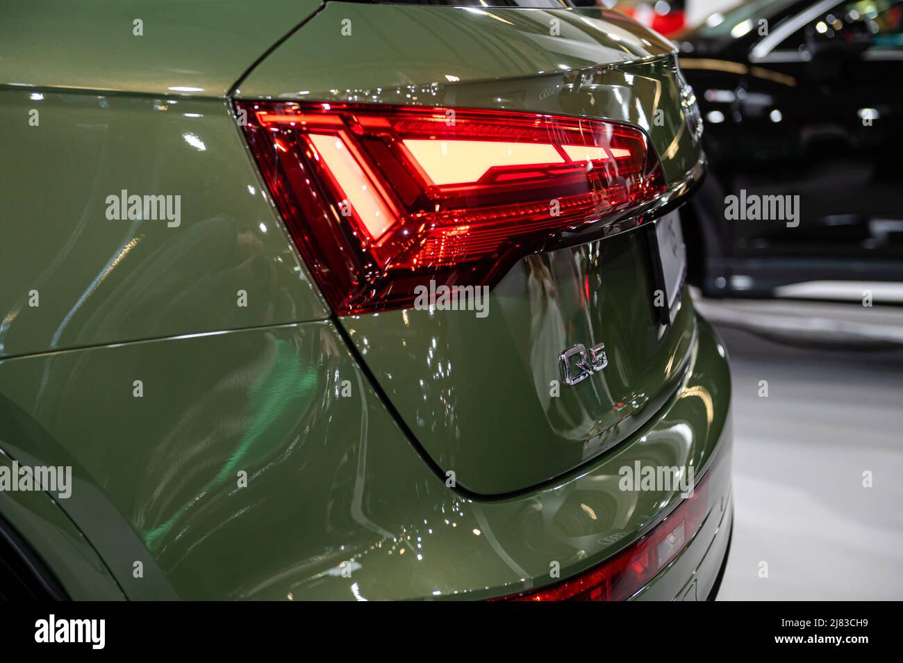 Riga, Lettonia, 29 aprile 2022: Luci posteriori a LED e design posteriore auto di nev Audi Q5 SUV, modello 2022, design esterno auto Foto Stock