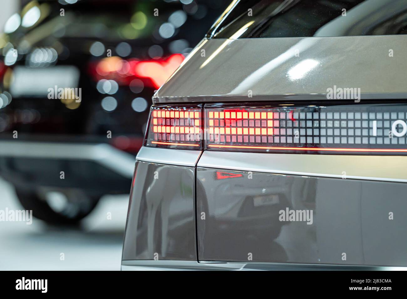 Riga, Lettonia, 29 aprile 2022: Luci di posizione posteriori a LED e primo piano di progettazione di veicoli elettrici nev Hyundai Ioniq 5, modello 2022 Foto Stock