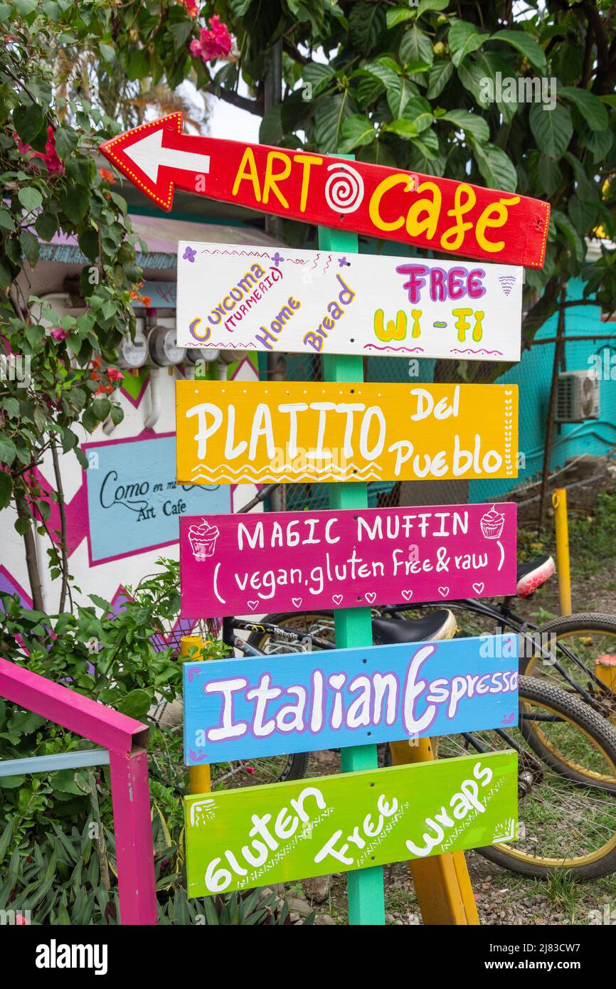 Cartello Art Cafe, C 215, Puerto Viejo de Talamanca, Provincia di Limón, Repubblica di Costa Rica Foto Stock