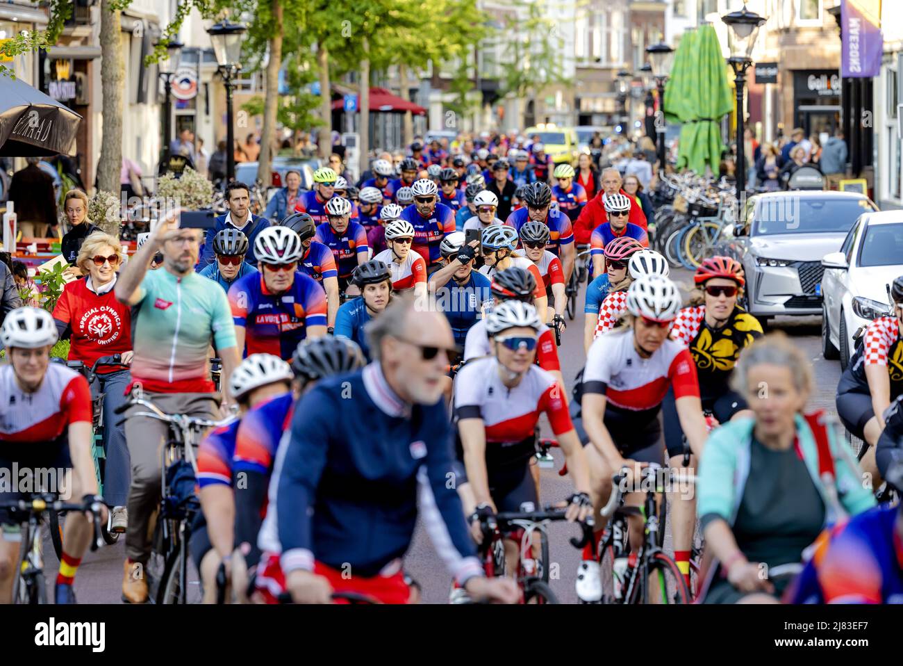 2022-05-12 18:59:17 UTRECHT - il peloton arriva al Neude, durante un evento che guarda in anticipo alla manifestazione ciclistica il Tour della Spagna. Le tre tappe olandesi si svolgeranno in un centinaio di giorni. ANP ROBIN VAN LONKHUIJSEN olanda OUT - belgio OUT Foto Stock