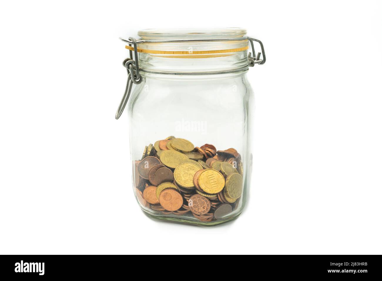 Monete in euro in un vaso di vetro con un coperchio isolato su sfondo bianco Foto Stock