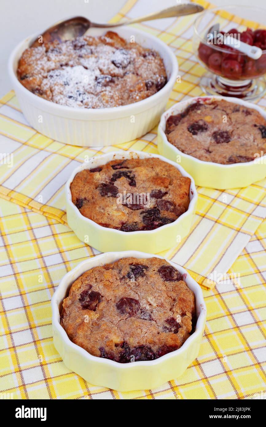 Cucina sveva, semplice budino di ciliegie, cibi poveri, avanzi, dessert al forno, zucchero a velo, casseruola con panini stalati Foto Stock