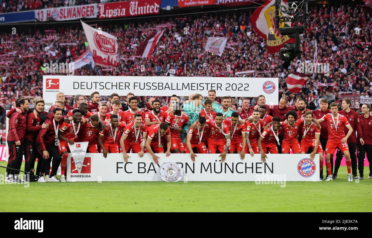 Mannschaft mit Meisterschale Deutscher Fussball Meister 2022 FC Bayern MŸnchen Muenchen Monaco di Baviera , Germania 9.4.2022 FC Bayern Muenchen VFB Stuttgart Football Fussball Bundesliga Saison 2021 / 2022 presso l'Allianz Arena © diebilderwelt / Alamy Stock Foto Stock