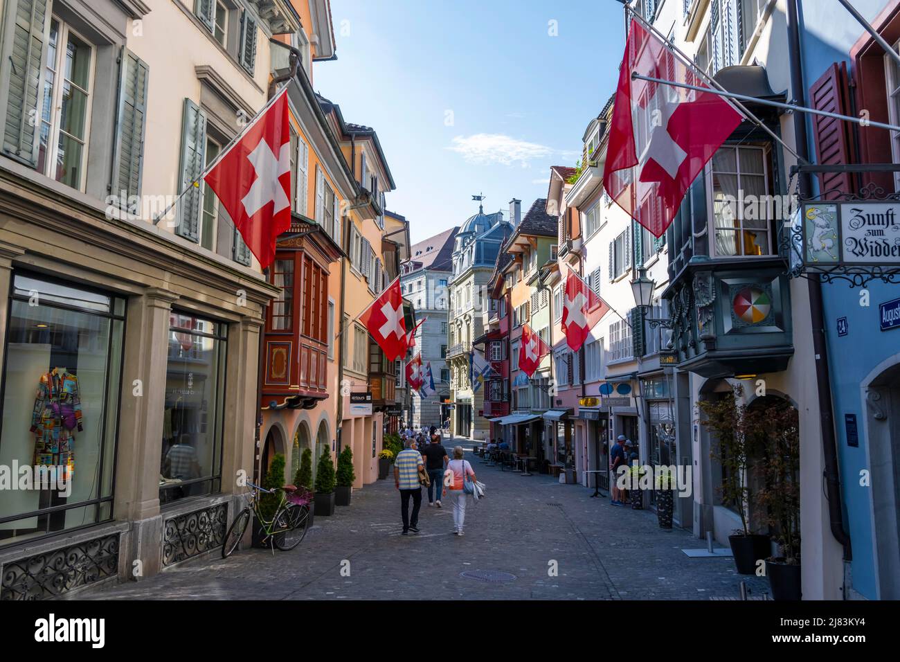 Altstadt von Zuerich, mit Schweizer Flaggen, Zuerich, Schweiz Foto Stock