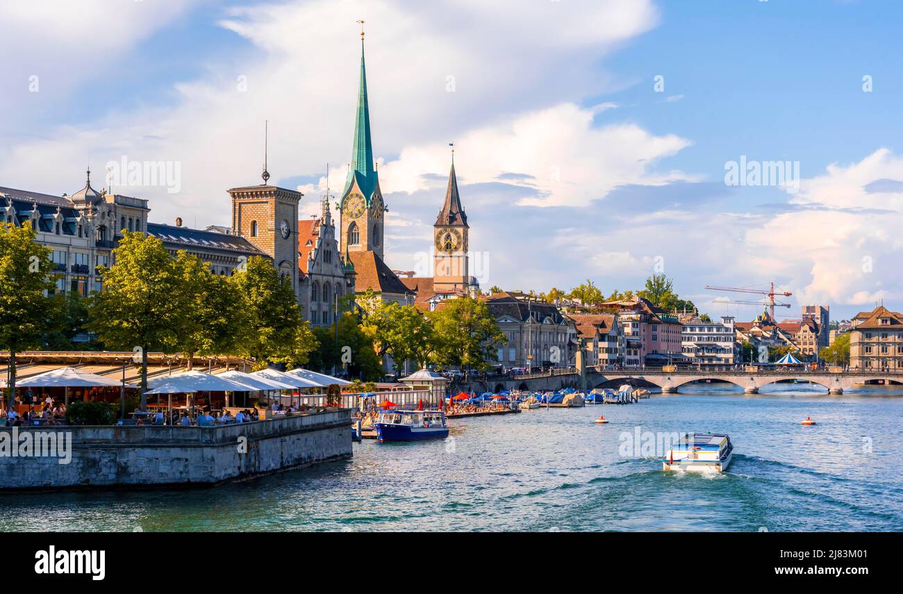 Stadtpanorama, Abendstimmung, Fraumuenster, Boote auf dem Limmat, Altstadt von Zuerich, Schweiz Foto Stock