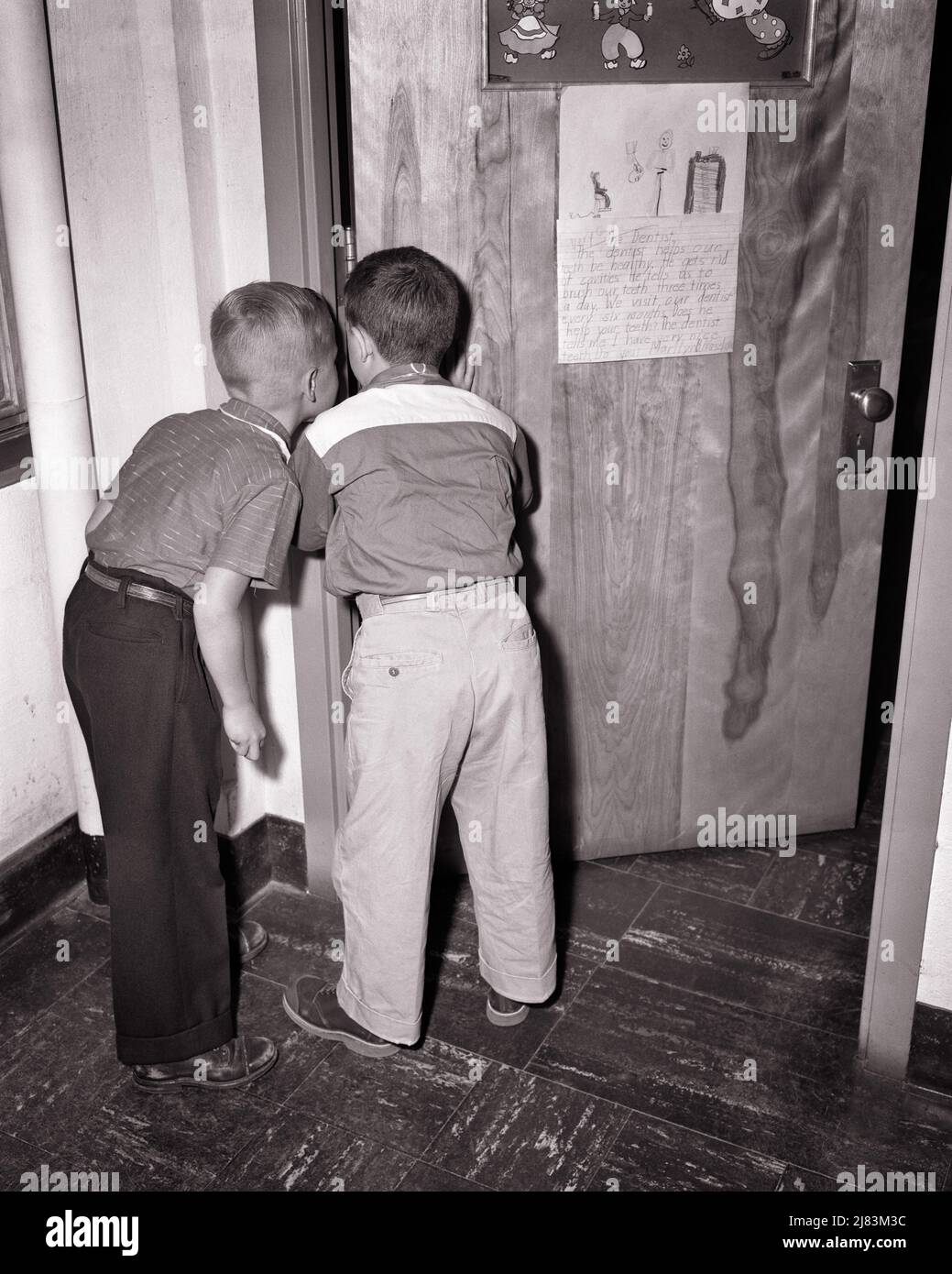 1960S BACK VIEW DUE RAGAZZI EAVESCROPPING SNEAKING JARHING SPYING PRIVACY MISCHIEF CURIOSI PEEPING TOM - J1066 HAR001 HARS RISCHIO SNOOPING B&W SCUOLE GRADO ALTO ANGOLO AVVENTURA SCOPERTA FUORVIANTE ECCITAZIONE CONOSCENZA SNEAKING TOM VISTA POSTERIORE OPPORTUNITÀ MISCHIOSA PASSATO SPIONAGGIO PRIMARIO CATTIVO COMPORTAMENTO PEEPING CONCETTUALE DA DIETRO AJAR CURIOSO AMICHEVOLE NASCOSTO SORVEGLIANZA SEGRETAMENTE ANONIMO OVERHEAR SNOOP BACK VIEW COOPERAZIONE EAVESDROPPING GRADO SCUOLA GIOVANI ASCOLTARE IN PEPEPING TOM SEGRETI TOGETHERNESS BIANCO E NERO ETNIA CAUCASICA CURIOSITÀ HAR001 VECCHIO ALLA MODA Foto Stock