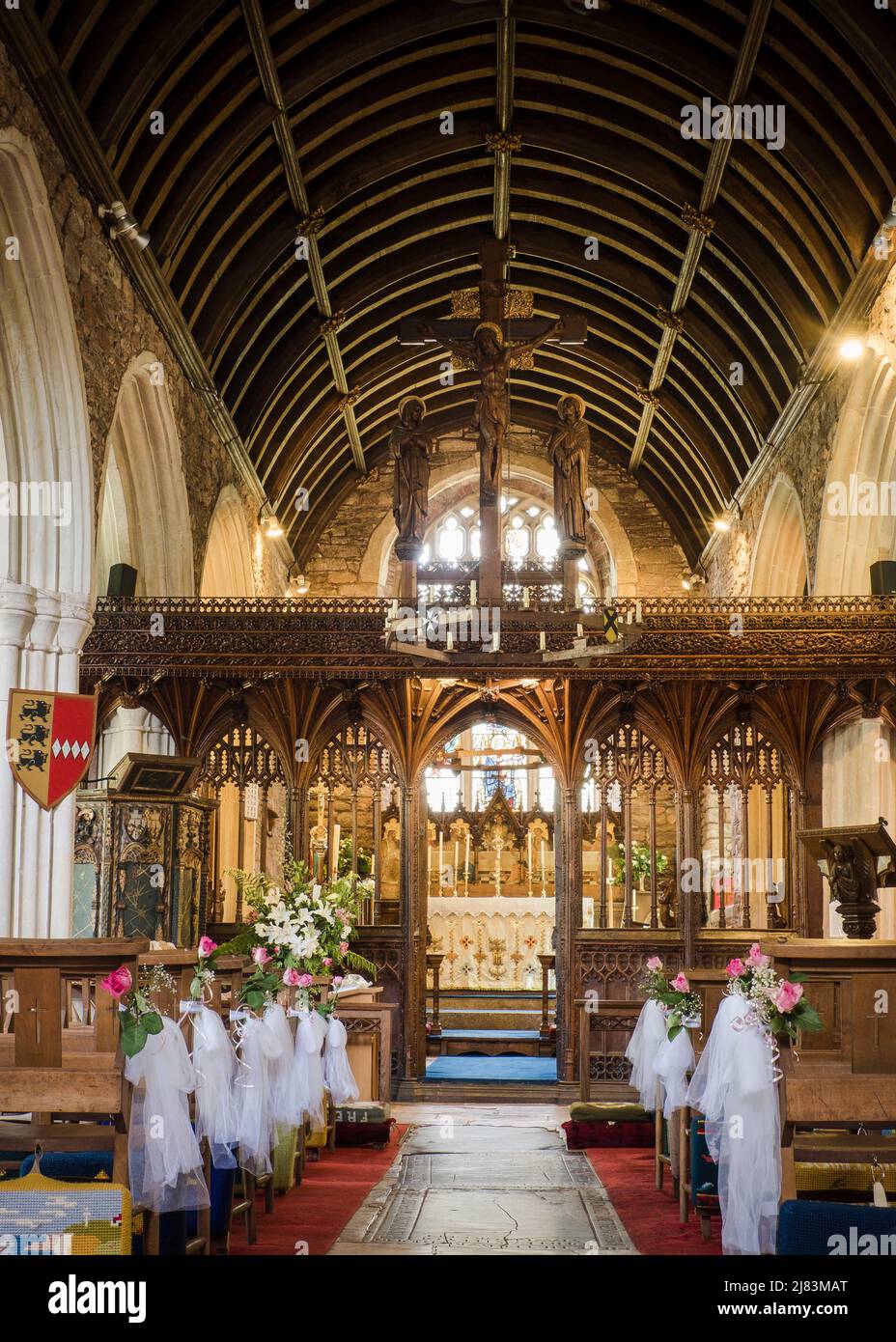 La bella chiesa medievale di Cockington in Devon ha catturato solo poche ore prima che si svolgeva un matrimonio. Foto Stock