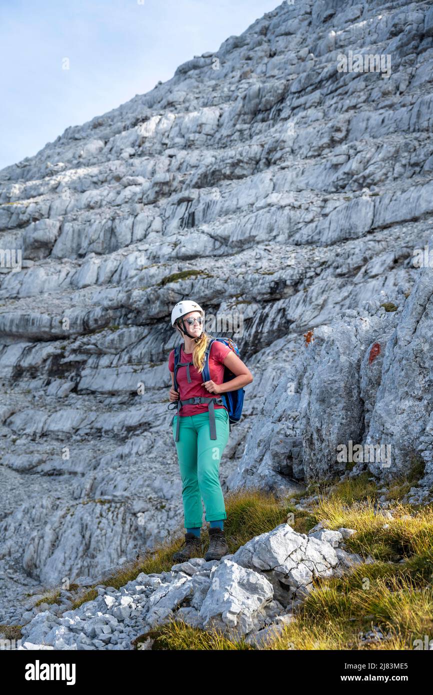 Wanderin auf einem Wanderweg, Nuaracher Hoehenweg, Lofer Steinberge, Tirol, Oesterreich Foto Stock