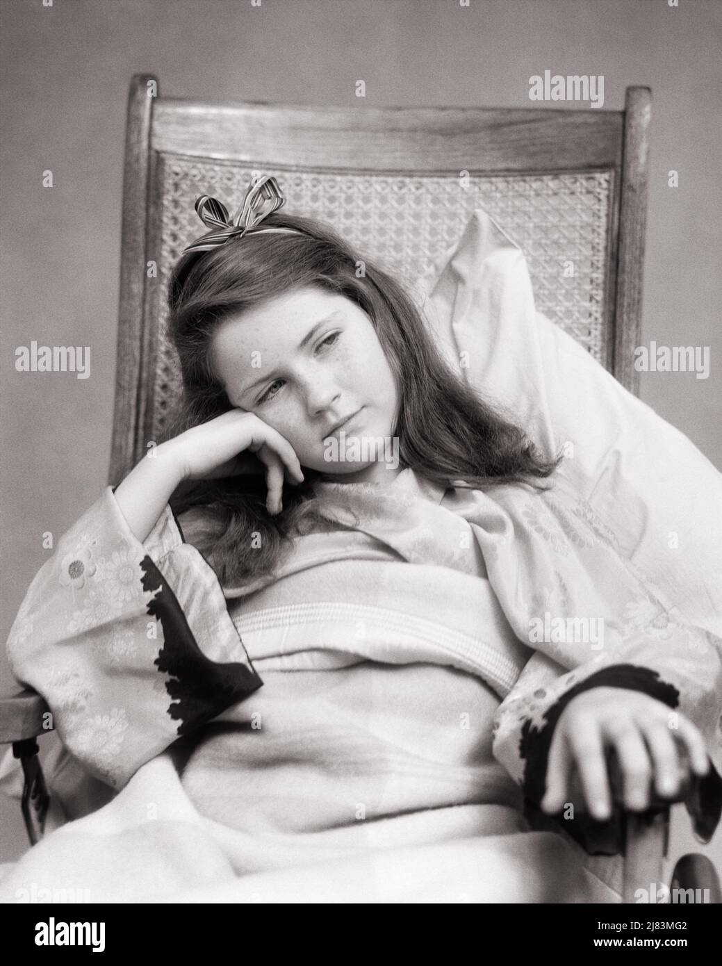 1930S SAD AILING PRE-TEEN RAGAZZA SEDUTA IN SEDIA A ROTELLE - J2030 HAR001 HARS MEZZO-LUNGHEZZA AILMENT RUOTE TRASPORTO DISTURBATO B&W PREOCCUPATO TRISTEZZA SOGNI DI ASSISTENZA SANITARIA SOFFERENZA PREVENZIONE HANDICAP GUARIGIONE DIAGNOSI HANDICAP SFIDA ASSISTENZA SANITARIA DISABILITÀ COMPROMISSIONE UMORE TRATTAMENTO CONCETTUALE GLUM MOBILITÀ CATTIVA SALUTE SEDIE A ROTELLE IN DIFFICOLTÀ SFIDATO CRESCITA GIOVANI MISERABILE PRE-TEEN RAGAZZA NERO E BIANCO CAUCASICA ETNIA MALATTIA HAR001 VECCHIO STILE Foto Stock