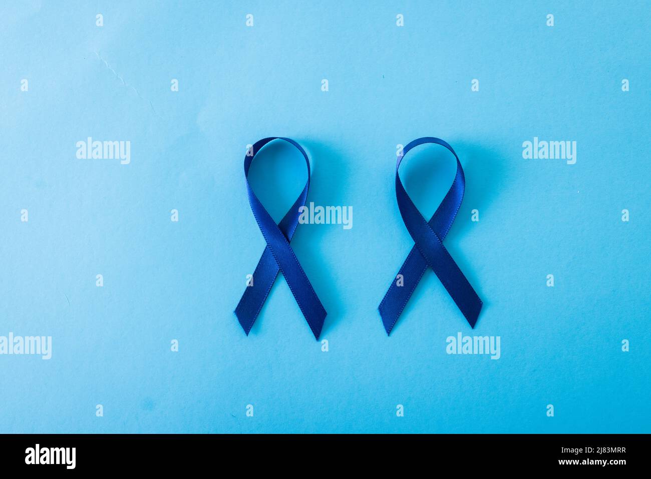 Direttamente sopra il colpo dei nastri blu di consapevolezza del cancro dello stomaco su sfondo blu, spazio di copia Foto Stock