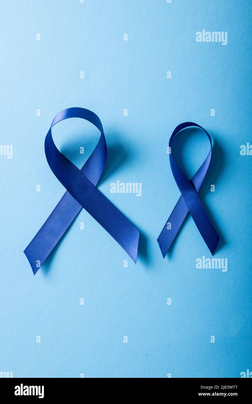 Primo piano dei nastri di sensibilizzazione del cancro allo stomaco blu isolati su sfondo blu, spazio di copia Foto Stock