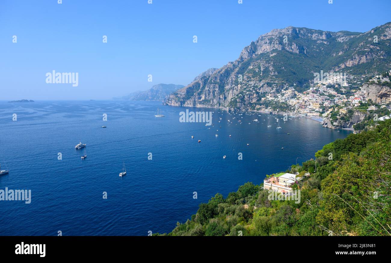 Die Amalfikueste im Sueden Italiens ist beruehmt fuer die Steilkueste mit hohen Bergen bis an das Wasser reichend. Am Ufer des Meeres schmiegen sich Foto Stock