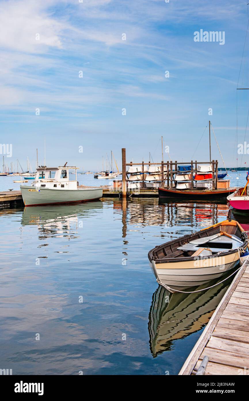 I riflessi colorati della barca a Rockland Harbor, Maine, in una splendida giornata estiva Foto Stock