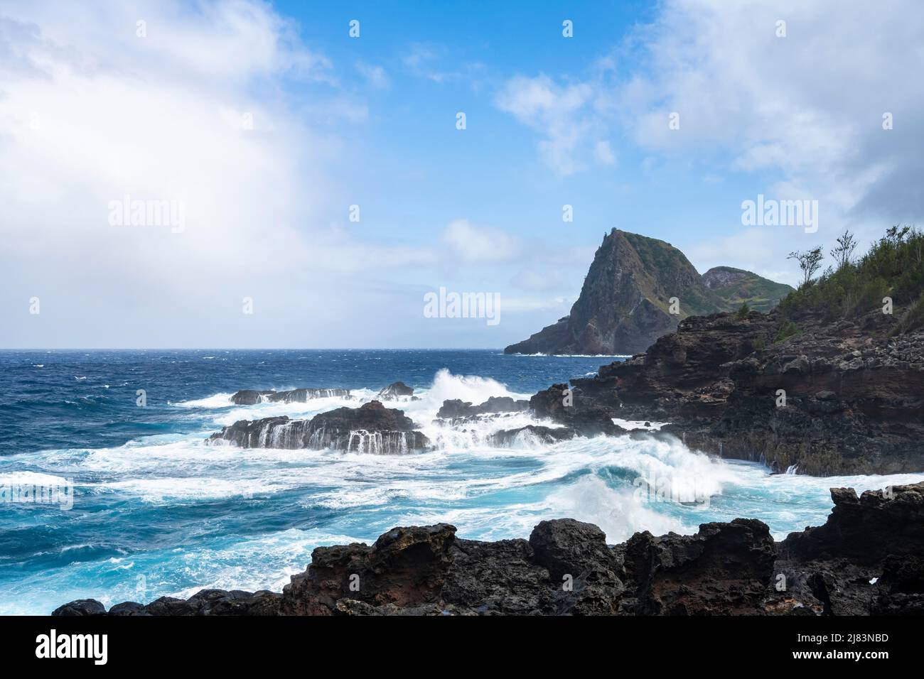 Felsige Kueste mit tosendem Meer, Kahakuloa Bay, Maui, Hawaii, USA Foto Stock