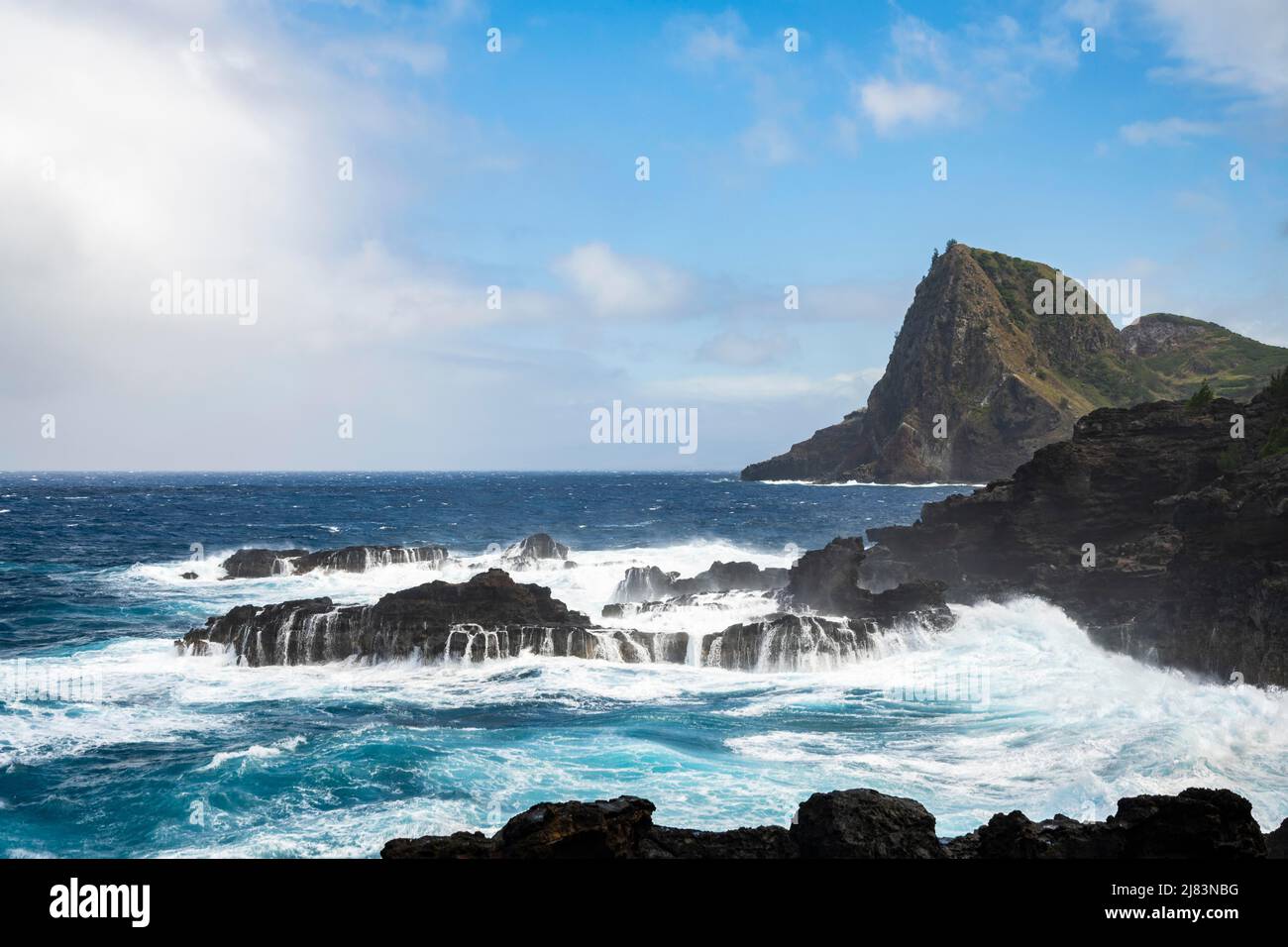Felsige Kueste mit tosendem Meer, Kahakuloa Bay, Maui, Hawaii, USA Foto Stock