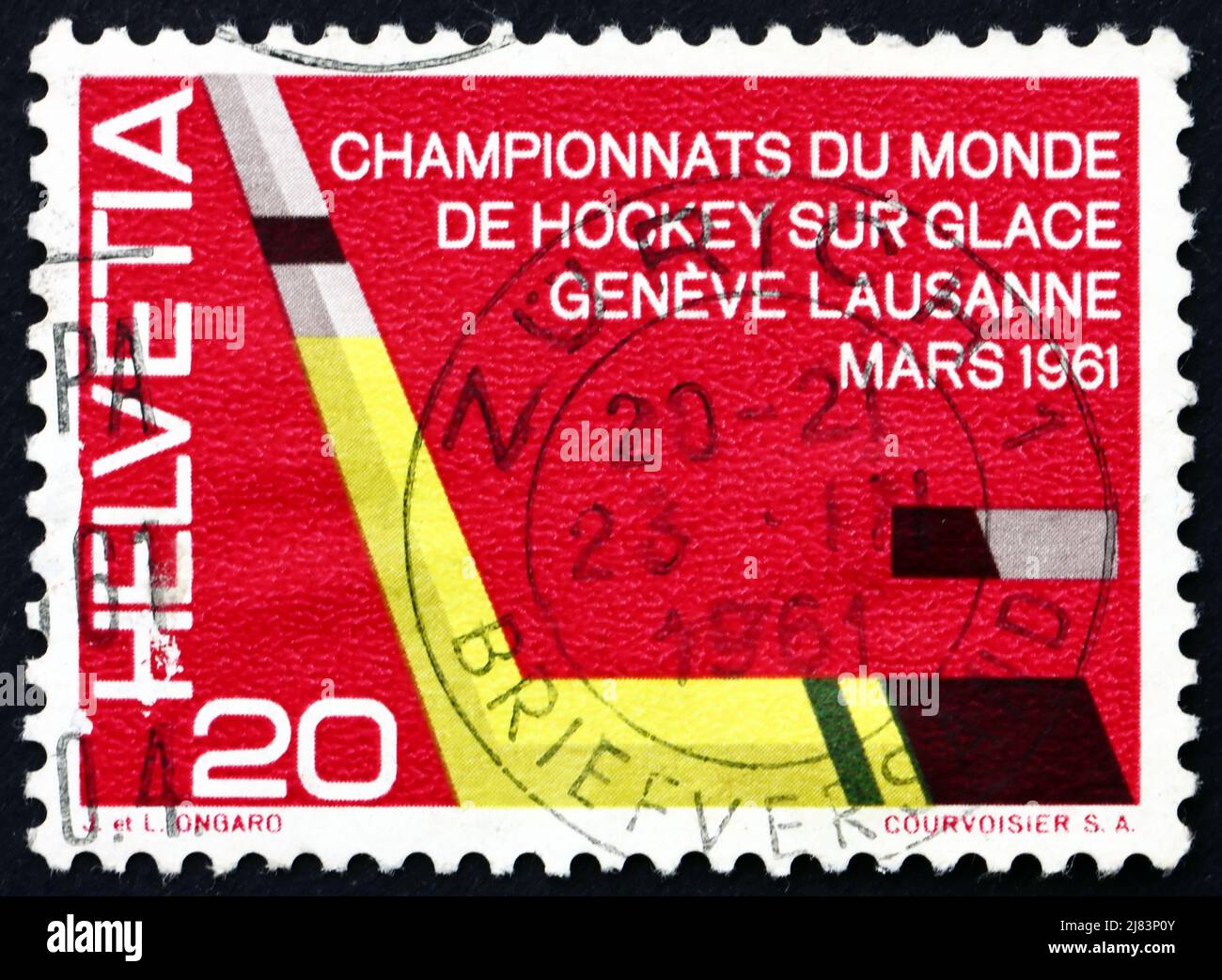 SVIZZERA - CIRCA 1961: Un francobollo stampato in Svizzera mostra Ice Hockey Stick and Puck, International Ice Hockey Championships, Losanna e Gen Foto Stock