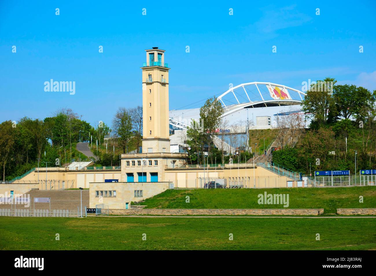 Campanile storico con Red Bull Arena, RB Leipzig, Lipsia, Sassonia, Germania Foto Stock