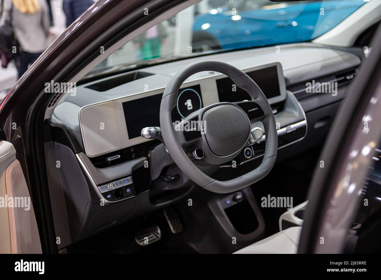 Riga, Lettonia, 29 aprile 2022: Interno Hyundai Ioniq 5, volante, consolle centrale, abitacolo, cruscotto, display, modello 2022 Foto Stock