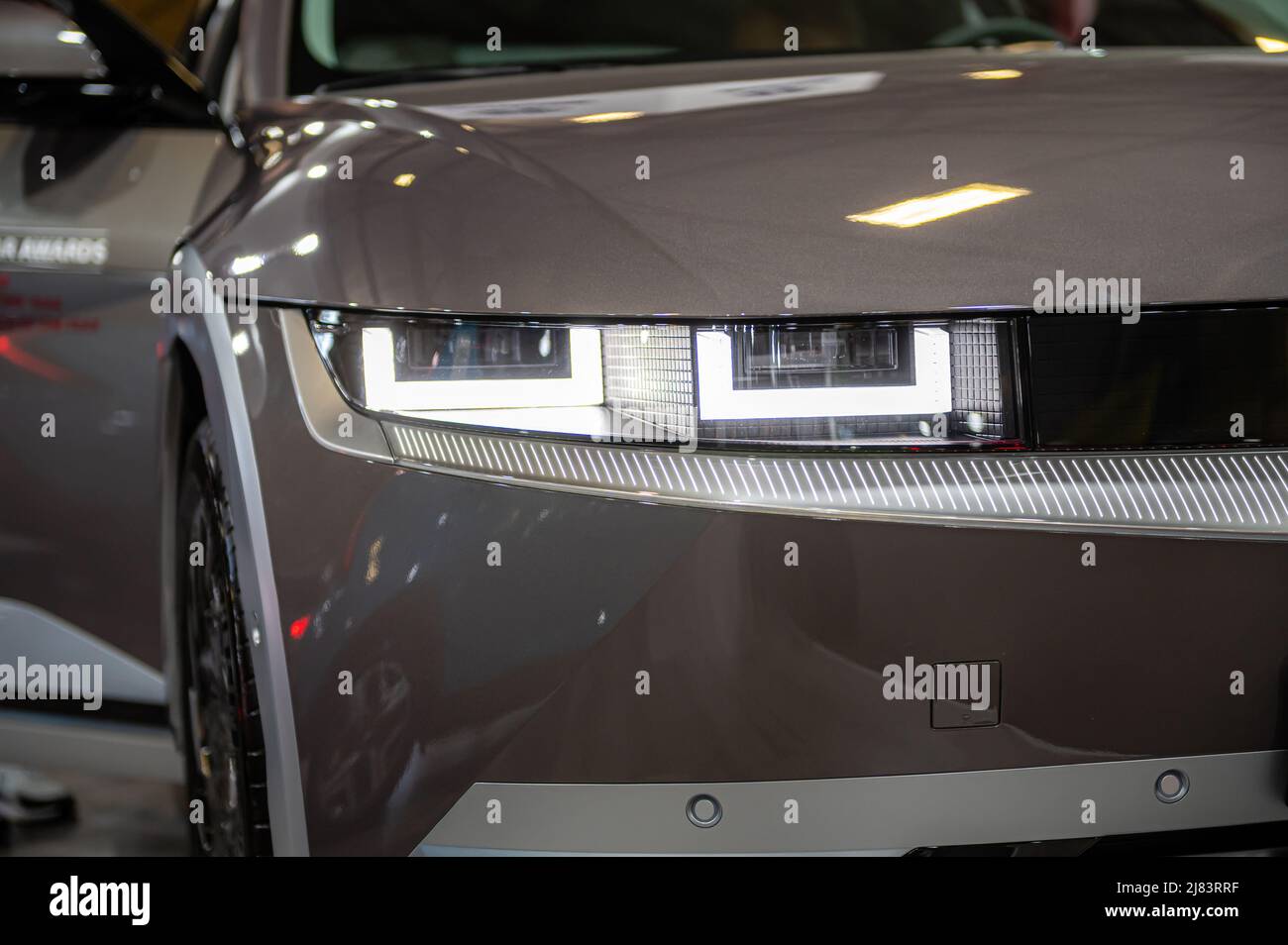 Riga, Lettonia, 29 aprile 2022: Fari a LED e primo piano di progettazione di veicoli elettrici nev Hyundai Ioniq 5, modello 2022 Foto Stock