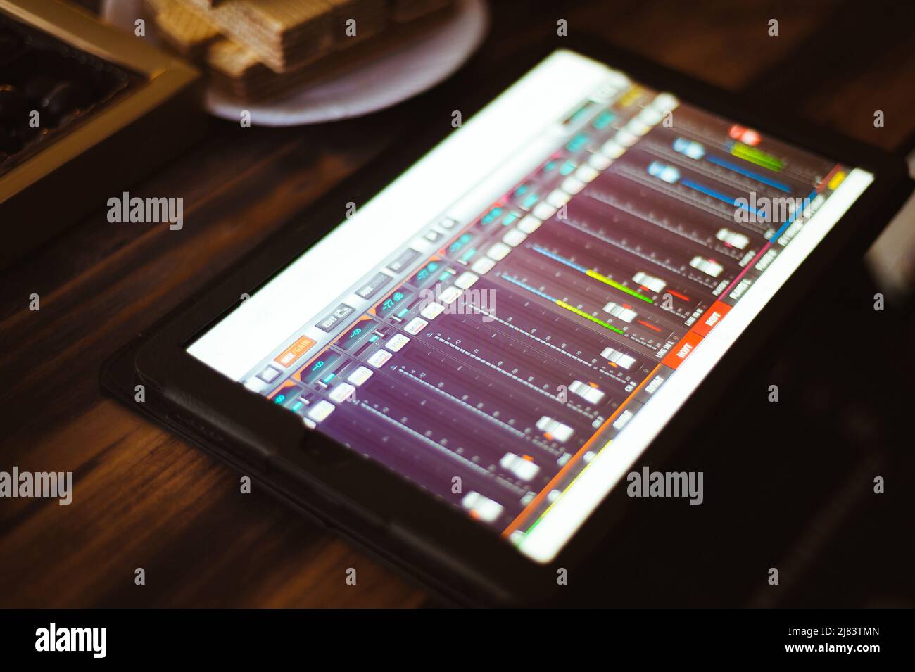 La miscelazione di musica sul tablet con strumenti musicali elettronici concept Foto Stock