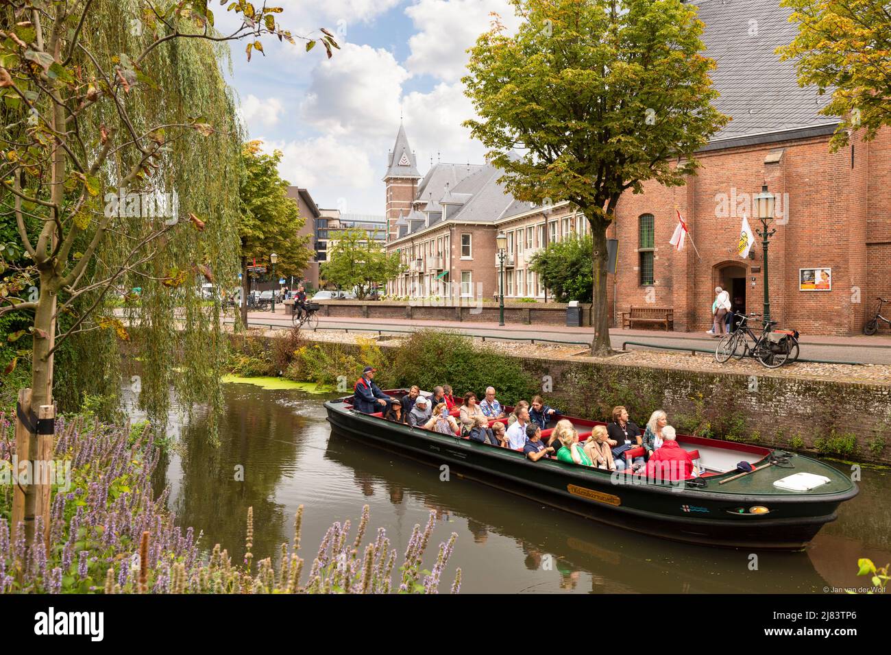 I turisti navigano in barca attraverso i canali di Amersfoort. Foto Stock