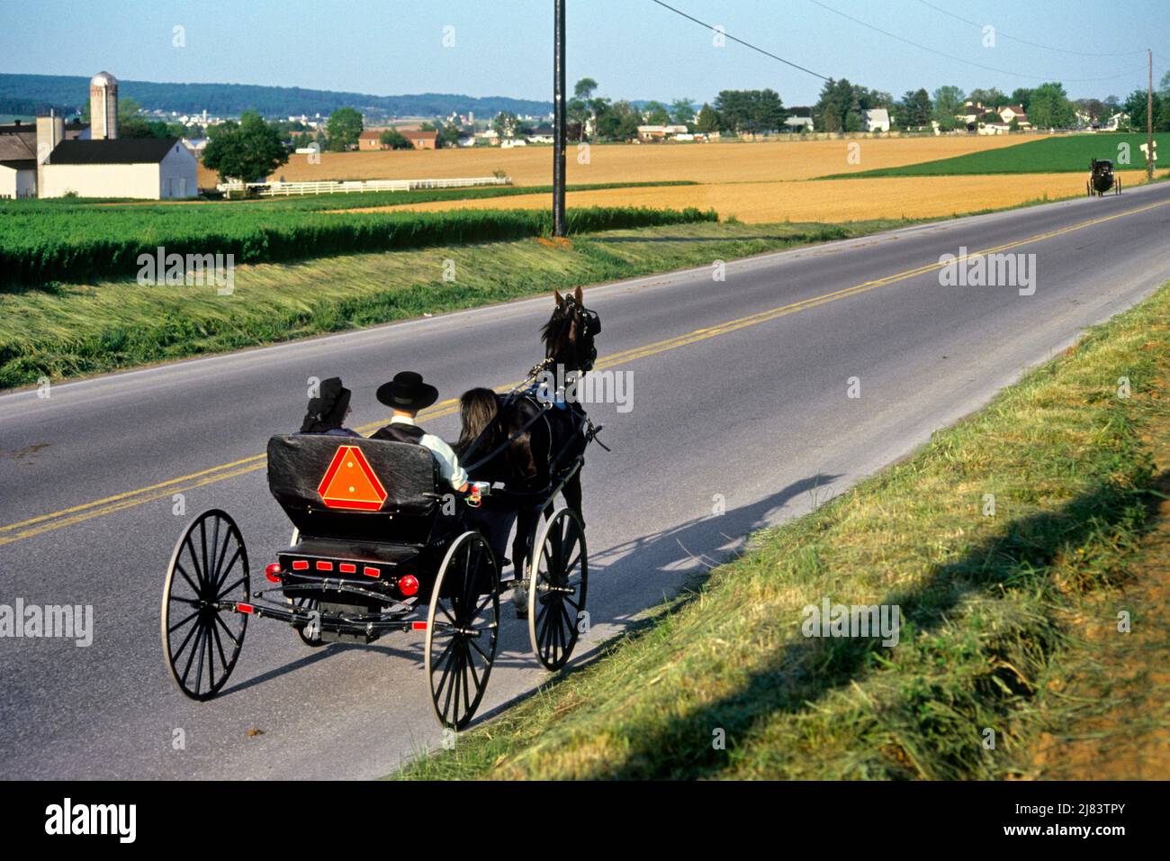 1990S AMISH CARRIAGE VIAGGIANDO LUNGO L'AUTOSTRADA LANCASTER COUNTY PENNSYLVANIA USA - KR107259 NET002 HARS HIGHWAY LADIES COUNTY PERSONS SCENICO CUTOUT MASCHI SPIRITUALITÀ CRISTIANA TRASPORTO AGRICOLTURA LIBERTÀ TRASPORTO MAMMIFERI TESTA E SPALLE ALTO ANGOLO RELIGIOSO STRANO LANCASTER CULTURA DIVERSA SETTA RELIGIOSA LUNGO IL CRISTIANESIMO PA NORD-EST VIAGGIO USA REGIONE MEDIO-ATLANTICA COMMONWEALTH REGIONE MEDIO-ATLANTICA COSTA ORIENTALE CULTURA KEYSTONE STATO MOBILITÀ PIANURA TRASPORTI INSOLITI VAGONI EQUINE GENTE COMUNE FEDE MAMMIFERO SETTA FEDE SPIRITUALE BUGGIES AUTOSTRADE ISPIRATIVE Foto Stock