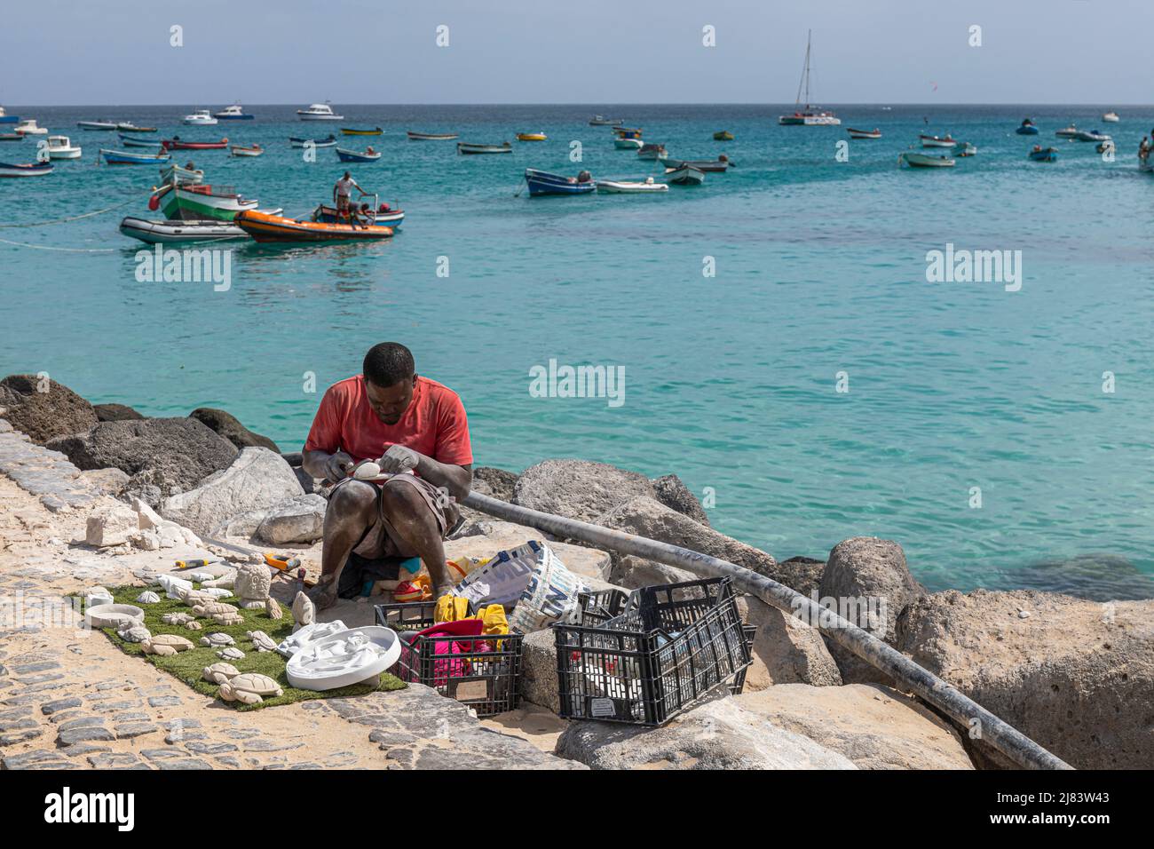 Capo Verde SAL uomo locale che intagliano le tartarughe per i turisti come souvenir per guadagnare una vita, Santa Maria, Cabo Verde, Africa Foto Stock