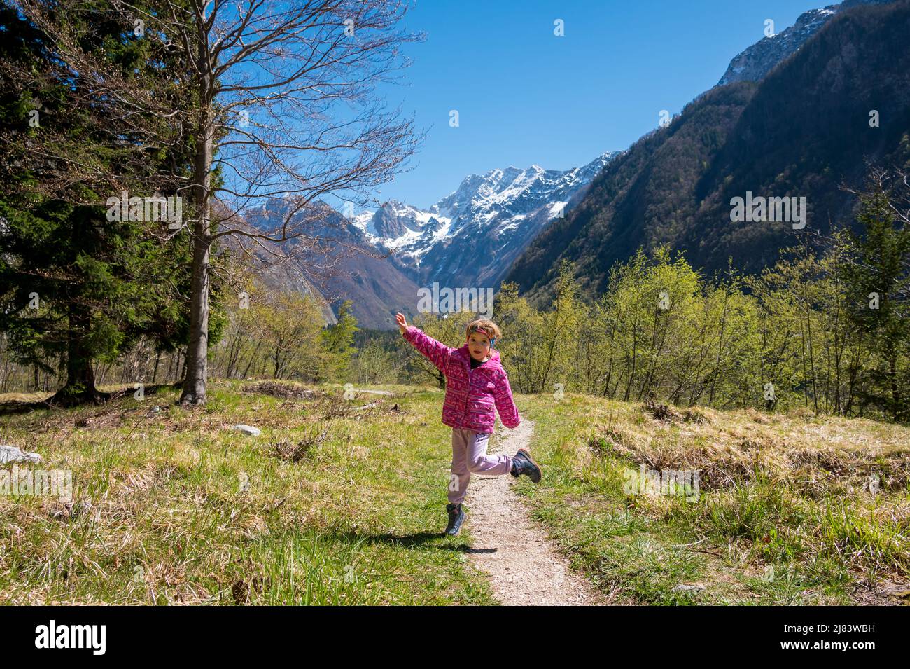 Felice ragazza bionda ballare e correre in natura. Foto Stock
