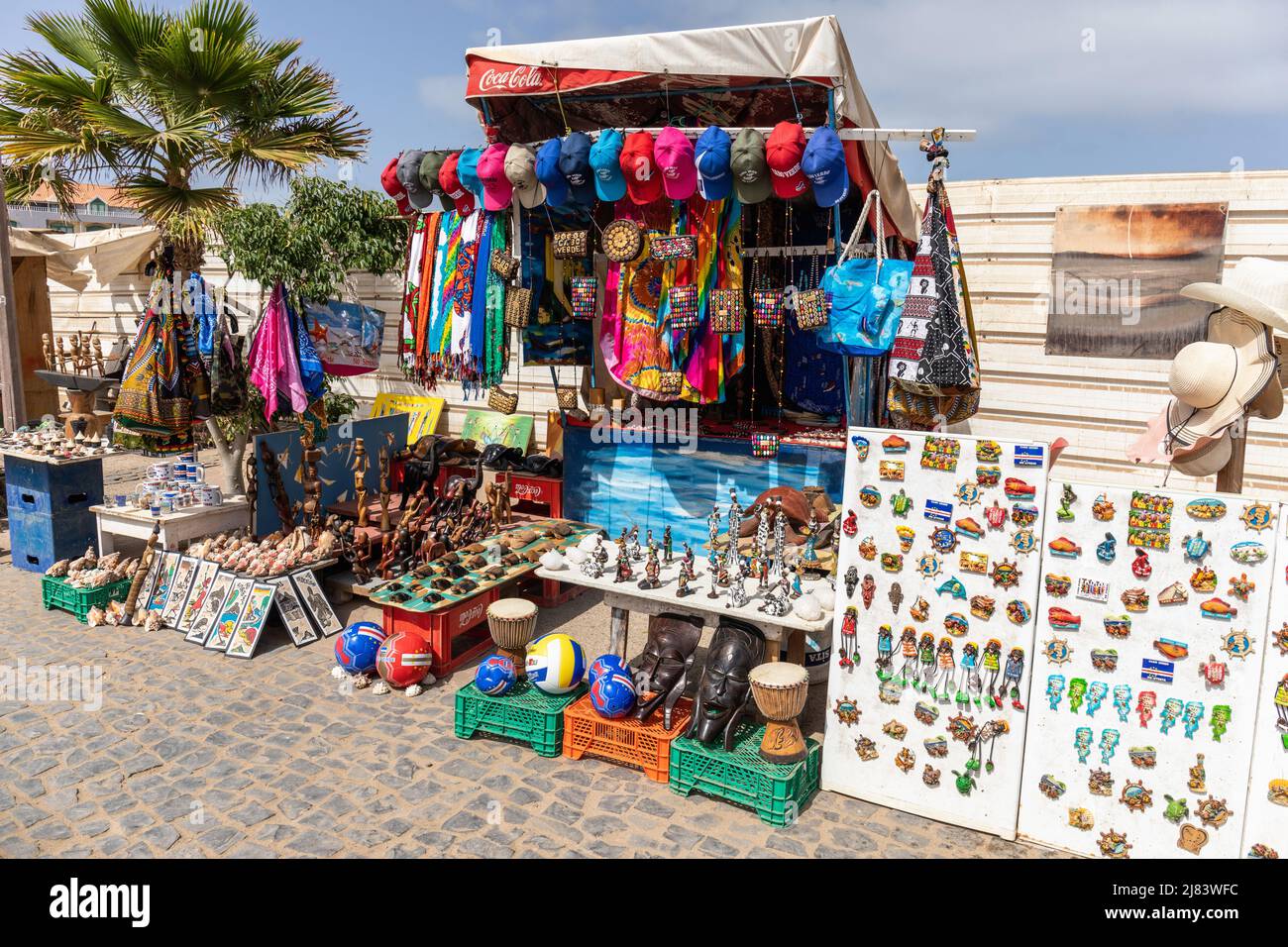 Una colorata bancarella di un venditore ambulante che vende souvenir ai turisti, Santa Maria, Sal, Capo Verde, Isole Cabo Verde, Africa Foto Stock
