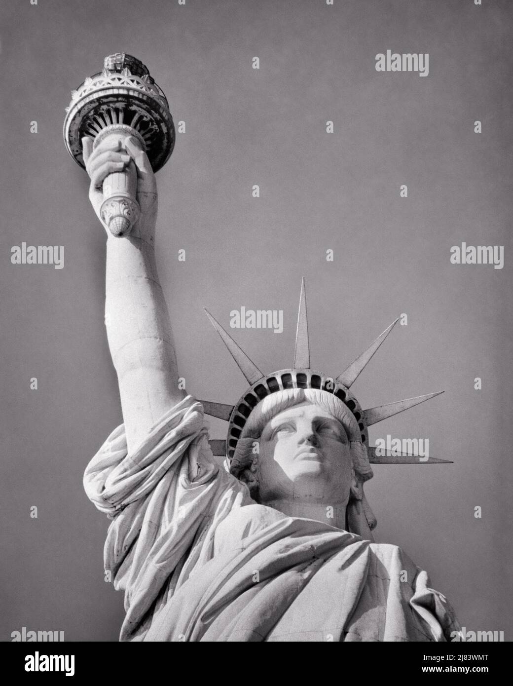 LA STATUA DELLA LIBERTÀ DEL 1960S È STATA UN REGALO POF AMICIZIA DALLA FRANCIA IN 1886 NEW YORK CITTÀ USA - R20095 HAR001 HARS OPPORTUNITÀ NYC POLITICA COLOSSALE CONCETTO CONCETTUALE NEW YORK CITTÀ GUSTAVE EIFFEL NEW YORK CITY NATIONAL PARK SIMBOLICO 1886 CONCETTI STRUTTURA IN RAME FREDERIC AUGUSTE BARTHOLDI NATIONAL PARK SERVIZIO STATUA DELLA LIBERTÀ DEA IN BIANCO E NERO HAR001 ICONICA RAPPRESENTAZIONE IN VECCHIO STILE Foto Stock