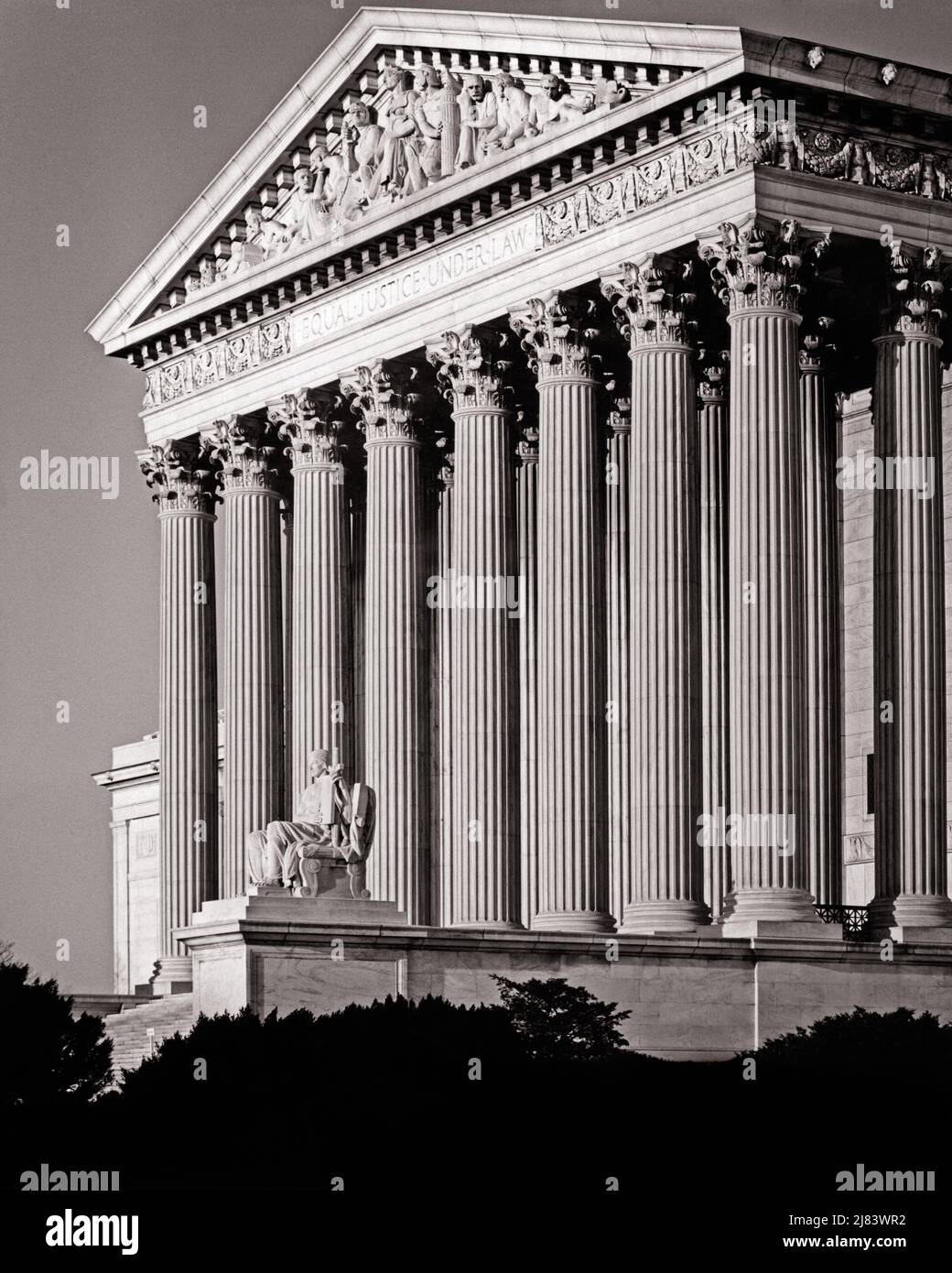 1950S FACCIATA ANTERIORE DELLA CORTE SUPREMA EDIFICIO ALTE COLONNE CORINZIE E STATUA L'AUTORITÀ DELLA LEGGE WASHINGTON DC USA - R536 HAR001 HARS PROPERTY STRENGTH AVVOCATI GIUDIZIARI SUPREME E DISTRETTO DI COLUMBIA EXTERIOR LEADERSHIP LOW ANGLE POTENTE GIUDIZIO ORGOGLIO NEOCLASSICO AVVOCATI AUTORITÀ COLONNE OCCUPAZIONI POLITICA CAPITALE IMMOBILIARE STRUTTURE CONCETTUALI SUPREME CORTE CITTÀ EDIFICIO CASS GILBERT CORINTHIAN AVVOCATO FACCIATA SOLUZIONI NERO E BIANCO DISTRETTO FEDERALE GRECO REVIVAL HAR001 VECCHIO STILE Foto Stock
