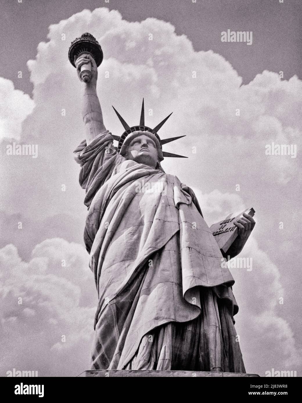 1960S GUARDANDO LA STATUA DELLA LIBERTÀ E LE NUVOLE DIETRO LA SUA NYC NY USA - R2981 HAR001 HARS PROTEZIONE SCULTURA FORZA DESIGNER E PARCHI LOW ANGLE POTENTE ORGOGLIO NEOCLASSICO OPPORTUNITÀ FINO NYC POLITICA COLOSSALE CONCETTO CONCETTUALE NEW YORK ANCORA VITA CITTÀ IMMIGRAZIONE GUSTAVE EIFFEL NEW YORK CITY NATIONAL PARK SIMBOLICO 1886 BARTHOLDI CONCETTI DI RAME DEMOCRAZIA QUADRO FREDERIC AUGUSTE BARTHOLDI IDEES NATIONAL PARK SERVIZIO STATUA DELLA LIBERTÀ IN BIANCO E NERO DEA HAR001 ICONICO PUNTO DI RIFERIMENTO STORICO RAPPRESENTAZIONE PATRIMONIO MONDIALE SITO Foto Stock