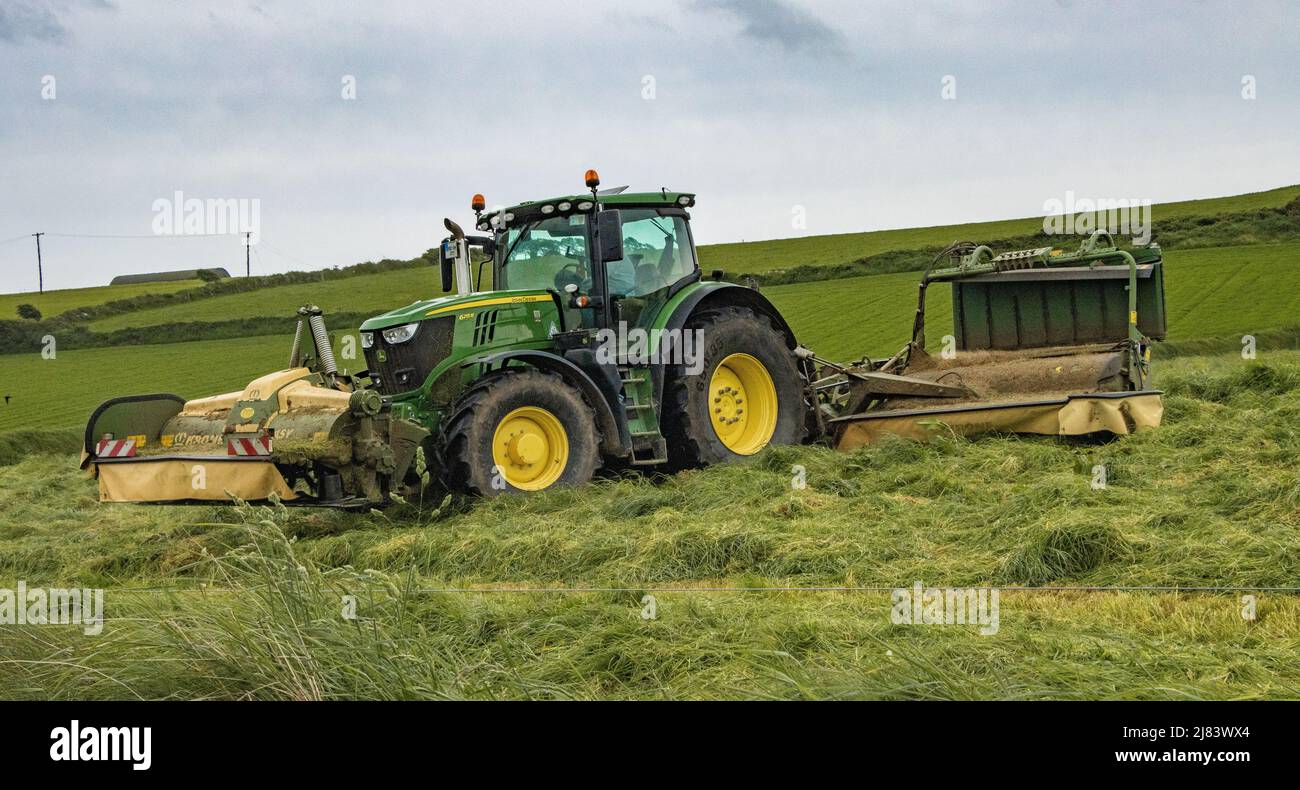 Falciatura dell'erba per insilato, falciatrice John Deere 6215R + Krone  Foto stock - Alamy