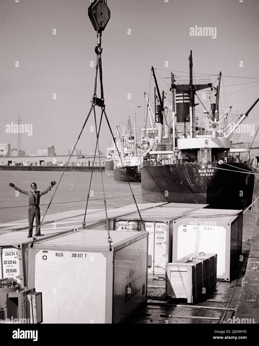 Lavoratore sulla nave portacontainer e navi della progetto, la distanza  verticale tra la linea di galleggiamento e il fondo dello scafo, Toronto,  Ontario, Canada Foto stock - Alamy