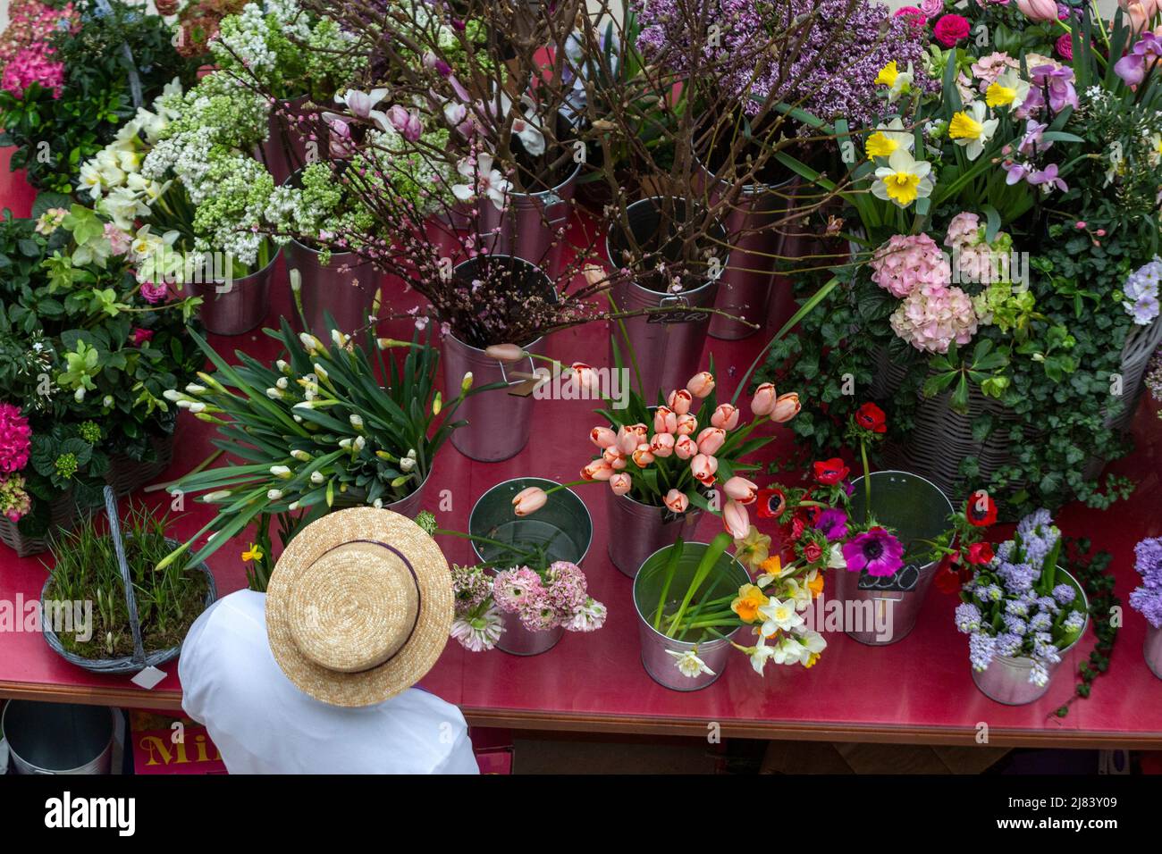 Mosca, Russia. 8th marzo 2022 Una donna vende mazzi in un mercato di fiori al centro commerciale Petrovsky Passazh in occasione della Giornata Internazionale della Donna a Mosca, Russia Foto Stock
