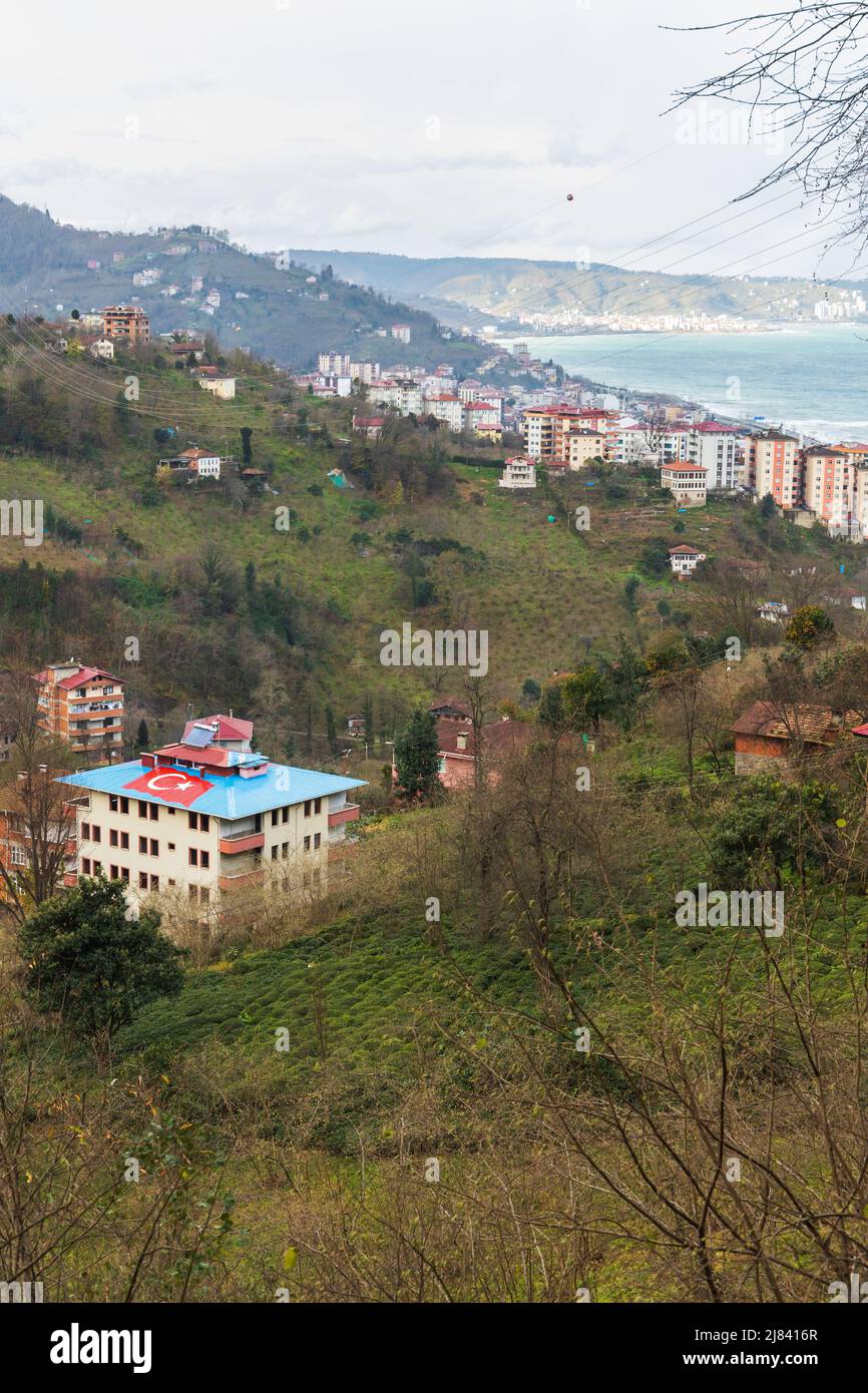 Paesaggio costiero della città di Surmene, Trabzon, Turchia. Le case abitate sono in collina durante una foto diurna e verticale Foto Stock