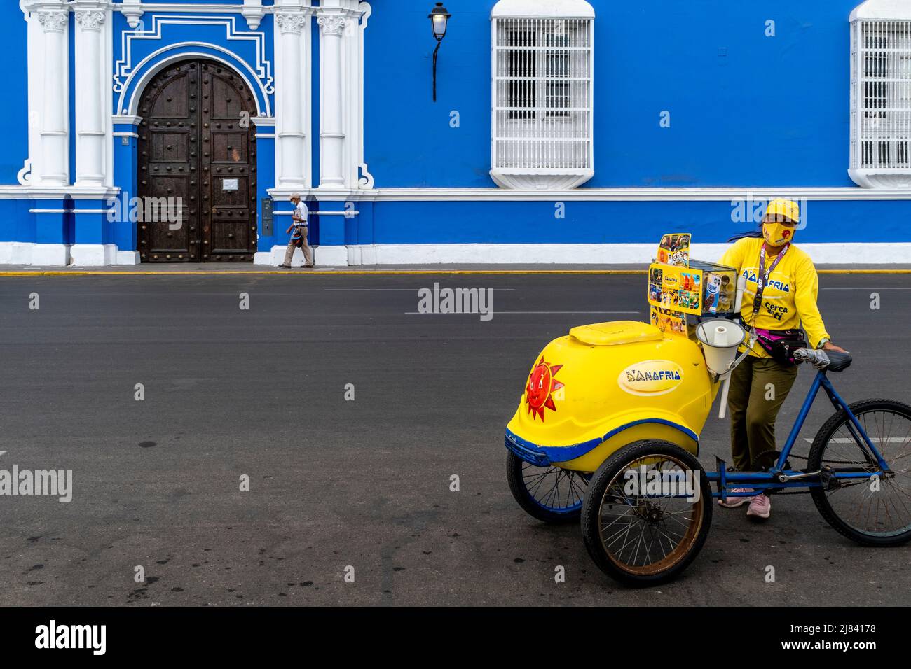 Una donna vende gelati da una bicicletta mobile in Plaza De Armas, Trujillo, la Libertad Regione, Perù. Foto Stock