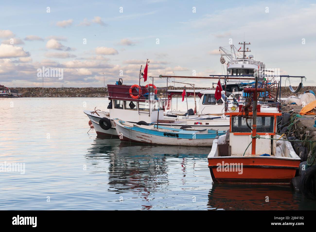 Piccolo porto di pescatori di Arakli, Trabzon, Turchia. Le barche da pesca sono ormeggiate nel porto Foto Stock