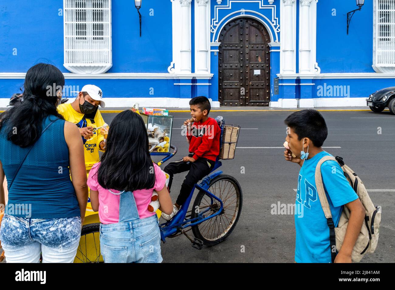 Persone peruviane che mangiano gelato da Una bicicletta mobile in Plaza De Armas, Trujillo, la Libertad Regione, Perù. Foto Stock