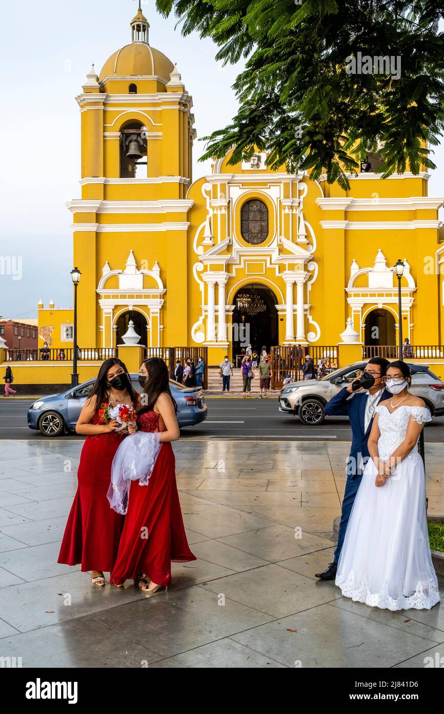 Un gruppo di nozze colorato fuori dalla Cattedrale in Plaza De Armas durante Covid 19 volte, Trujillo, la Libertad Regione, Perù. Foto Stock