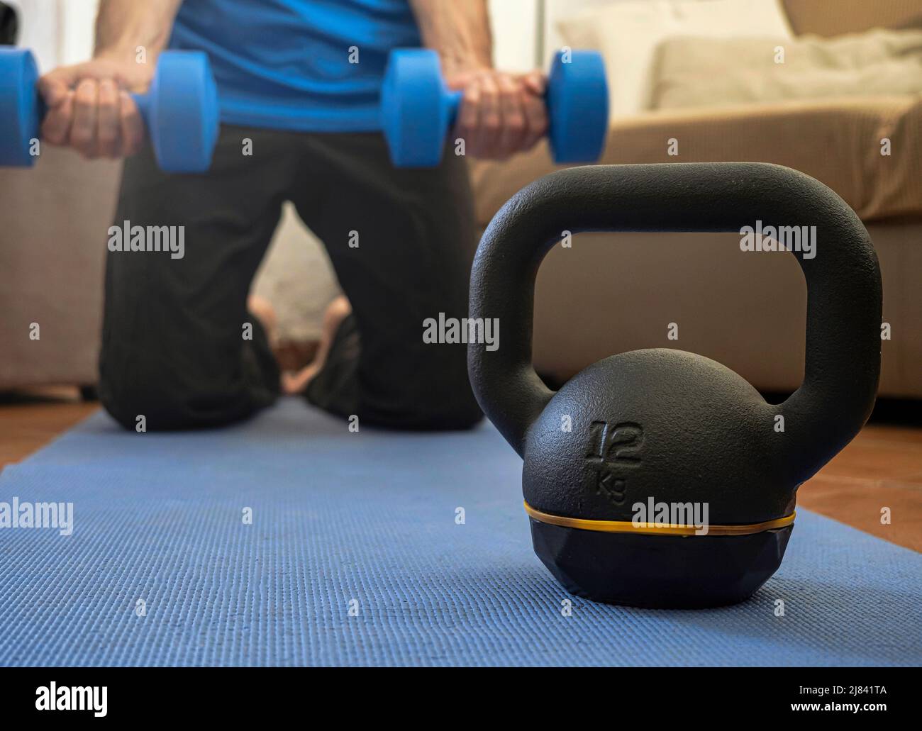 Concetto di fitness. Dumbbell sul pavimento. Uomo che inizia l'allenamento di forza . Motivazione per eseguire. Determinazione, sfida. Spazio di copia. Foto Stock