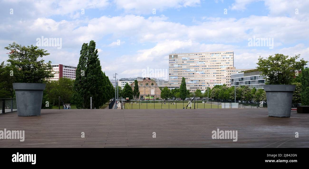 Berlino, Germania, 11 maggio 2022, vista dalla terrazza del Tempodrom all'ex Anhalter Bahnhof con l'Excelsior-Haus e il Ministero federale Foto Stock